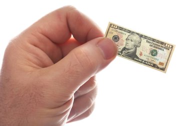 Büyük adamın elinde küçük bir banknot, stüdyo.