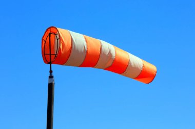 Mavi arka planda turuncu rüzgarlığın yakın plan görüntüsü