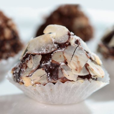 Karanlık bir arka planda fındıklı lezzetli çikolatalı pasta.