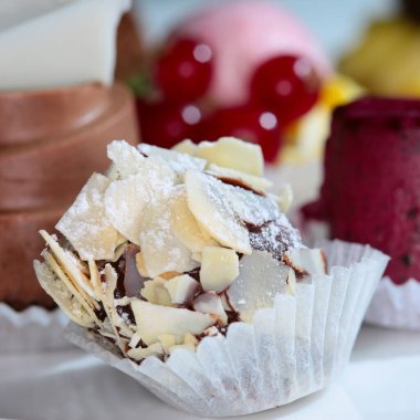 Beyaz arka plandaki stüdyoda nefis hamur işleri.