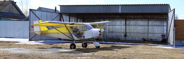 Nahaufnahme Eines Kleinen Flugzeugs Der Nähe Des Hangars Frühjahr — Stockfoto