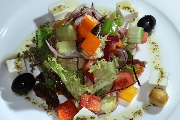 Close Van Een Prachtig Versierde Griekse Salade Een Witte Plaat — Stockfoto