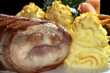 Pastırmalı makro köfte ve yeşillik ve turşuyla süslenmiş patates graten.