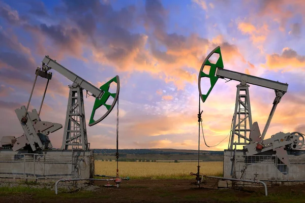 Крупный План Нефтяных Насосов Фоне Впечатляющих Облаков Закате — стоковое фото