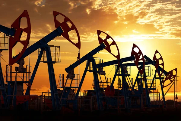 Крупный План Нефтяных Насосов Фоне Впечатляющих Облаков Закате — стоковое фото