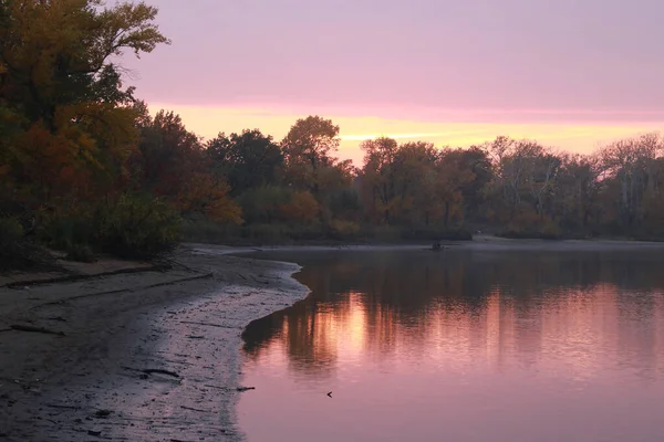川沿いの景色の秋のピンクの夕日とカラフルな紅葉のビーチの木 — ストック写真