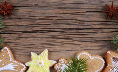 Şenlikli güzel Noel 'in yakın çekimlerinde ladin, kurabiye ve baharat dalları ahşap arka planda ve çatlak stüdyolarıyla
