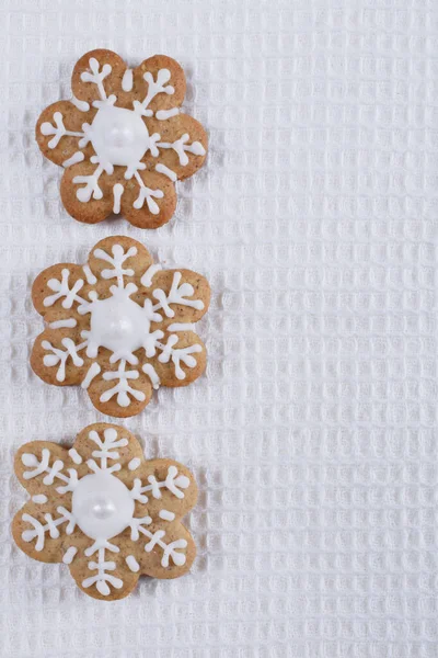 在神奇的圣诞假期里 在一家白色的背景工作室里 制作着心形和雪花形饼干的特写静物画 — 图库照片