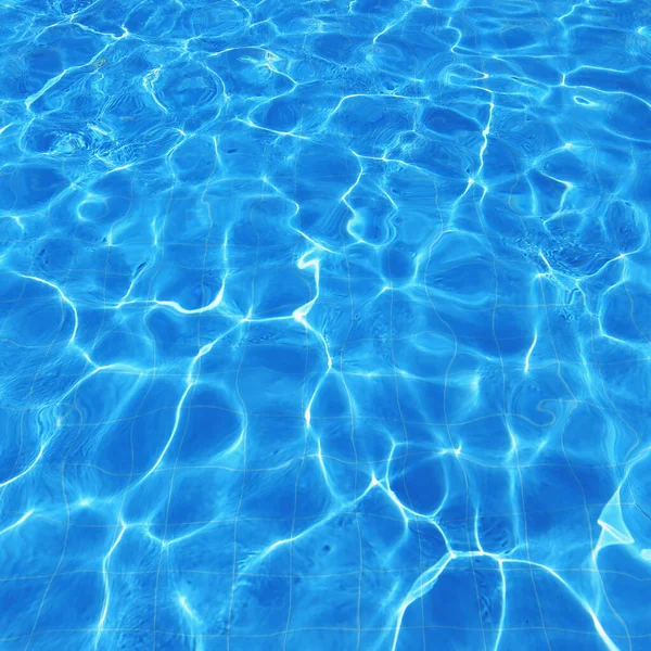 Zole Edilmiş Gök Mavisi Havuzu Suda Yüzücü — Stok fotoğraf