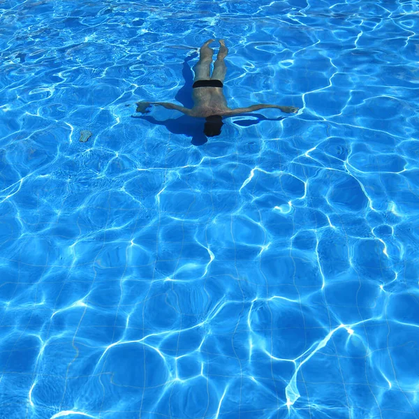 Απομονωμένη Γαλάζια Πισίνα Νερού Και Κολυμβητής Στο Νερό — Φωτογραφία Αρχείου