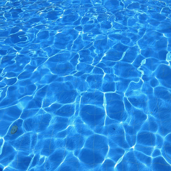 Isolamento Acqua Azzurra Piscina All Aperto Con Riflessi Luce Solare — Foto Stock