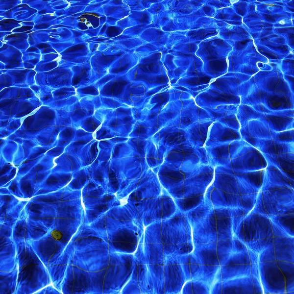 Isolamento Piscina Exterior Água Azul Com Reflexos Luz Solar — Fotografia de Stock