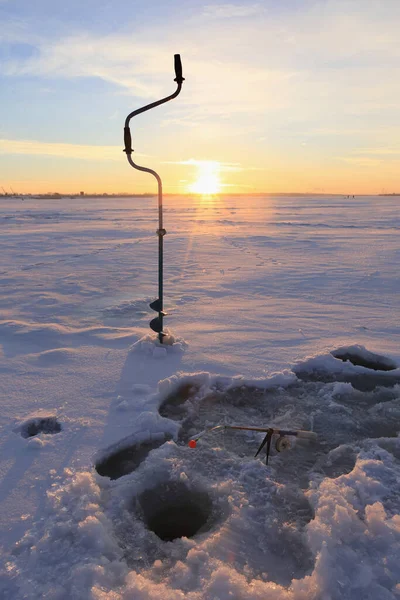 Zimowy Krajobraz Bliska Pręt Studnie Wiertnicze Pobliżu Rzeki Zachodzie Słońca — Zdjęcie stockowe