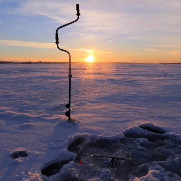 Winterlandschaft Aus Nächster Nähe Und Bohrbrunnen Der Nähe Des Flusses — Stockfoto