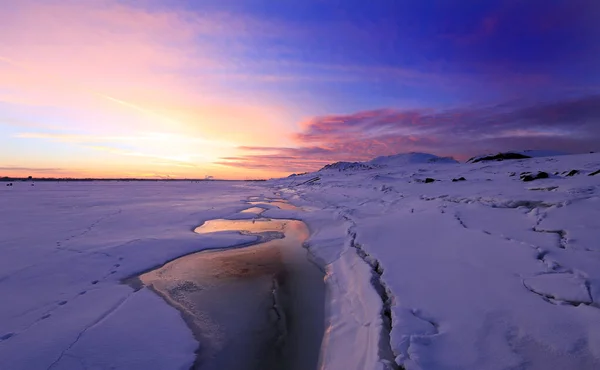 Paesaggio Invernale Tramonto Sul Ghiaccio Del Fiume Città All Orizzonte — Foto Stock