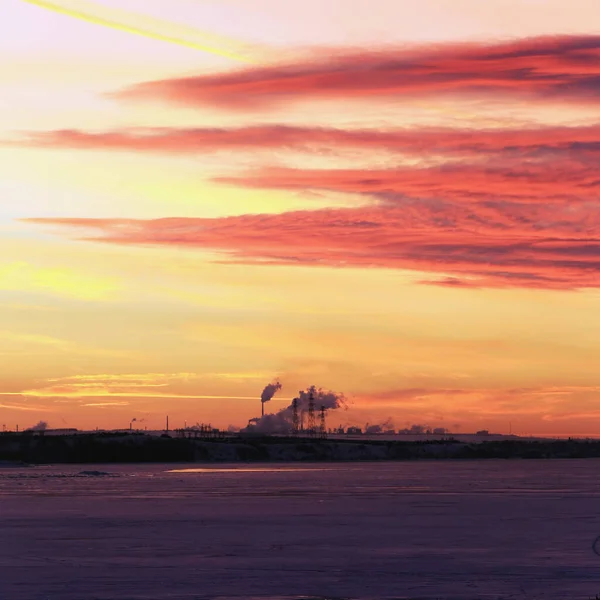 Χειμερινό Τοπίο Κόκκινο Ηλιοβασίλεμα Στον Πάγο Του Ποταμού Και Εργοστάσιο — Φωτογραφία Αρχείου