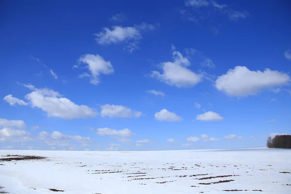 Vår Landskap Snö Smälter Fältet Och Vita Moln Blå Himmel — Stockfoto