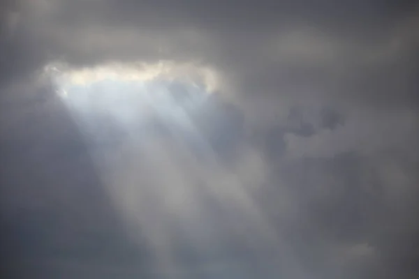 Manzara Mavi Gökyüzündeki Bulutların Arasından Güneş Işığı Saçıyor — Stok fotoğraf