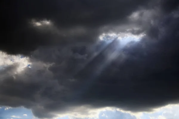 Paisaje Rayos Sol Través Las Nubes Cielo Azul —  Fotos de Stock