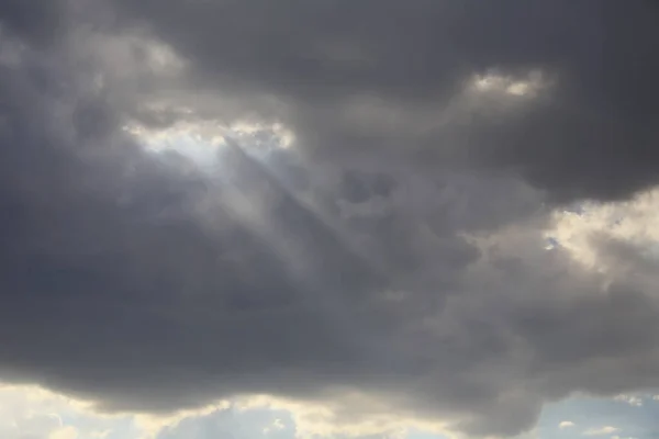 Paisaje Rayos Sol Través Las Nubes Cielo Azul —  Fotos de Stock