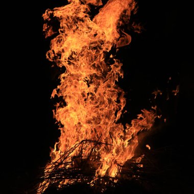 Siyah arkaplanda çimen yakmak