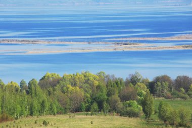 bahar manzarası geniş ve sakin nehir sabahın erken saatlerinde, tepeden manzara