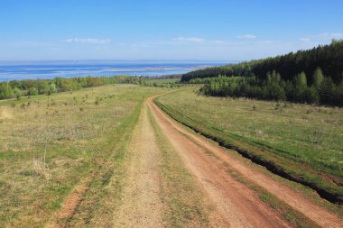 Sabah erkenden nehre giden toprak toprak yol. 