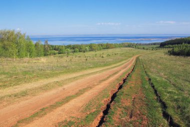 Sabah erkenden nehre giden toprak toprak yol. 