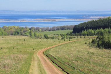 Sabah erkenden nehre giden toprak toprak yol. 