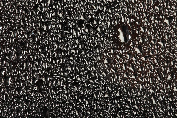 灰色背景玻璃上的特写纹理水滴 — 图库照片