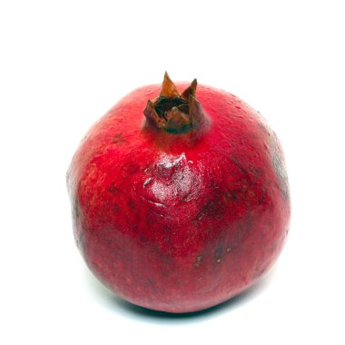Kabuktaki olgun kırmızı bir nar kabuğunun yakın plan görüntüsü beyaz zemin üzerinde izole edilmiş.