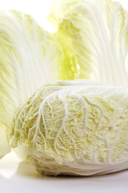 Beyaz arka plan stüdyosunda taze bok choy yakın plan