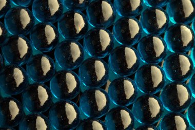 Mavi cam topların makro dokusu tek bir tabakada serili.