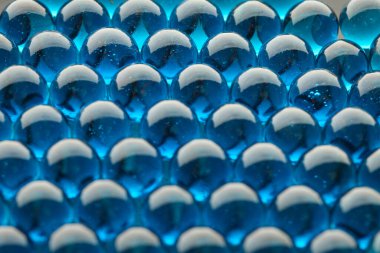 Mavi cam topların makro dokusu tek bir tabakada serili.