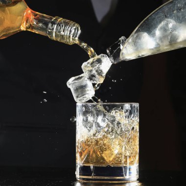 Siyah bir arka planda ıssız bir viski.