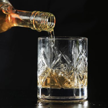 Siyah bir arka planda ıssız bir viski.