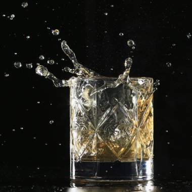 Siyah bir arka planda ıssız bir viski.