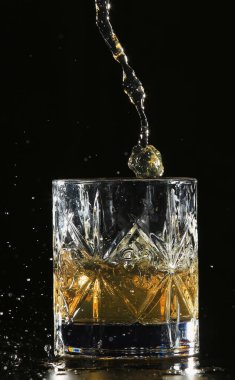 Siyah bir arka planda ıssız bir viski.