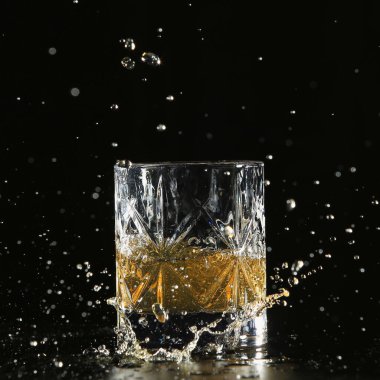 Siyah bir arka planda ıssız bir viski.