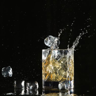 Siyah bir arka planda ıssız bir viski.