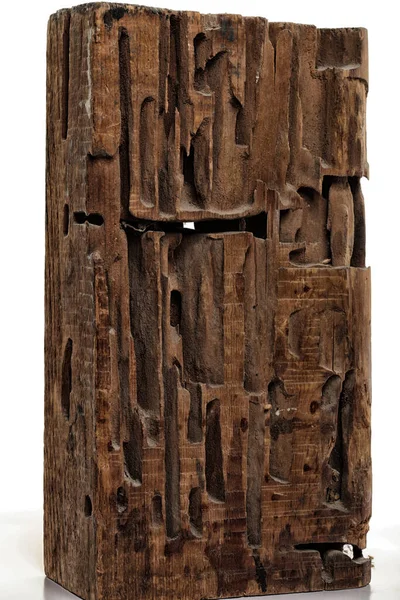 Beyaz stüdyo arka planında tahta karıncaları kesen yakın çekim bloğu.