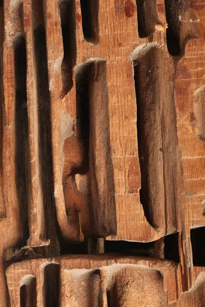 Beyaz stüdyo arka planında tahta karıncaları kesen yakın çekim bloğu.