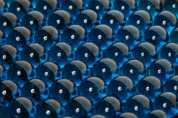 Mavi Cam Topların Makro Dokusu Tek Bir Tabakada Serili — Stok fotoğraf