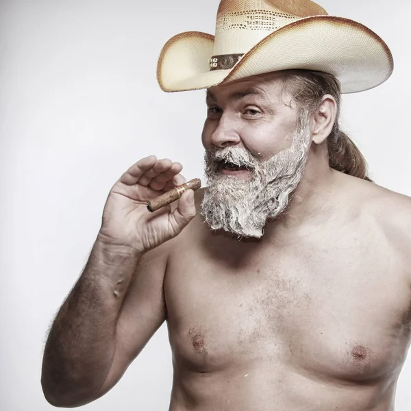 Портрет Ковбоя Курящего Сигару Время Окрашивания Своей Бородатой Студии — стоковое фото