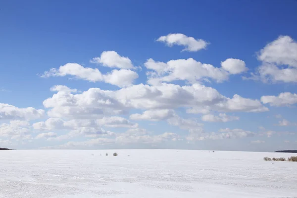 Paysage Merveilleux Nuages Blancs Dans Ciel Bleu Dessus Champ Enneigé — Photo