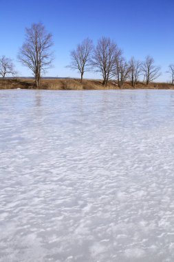 Baharın erken saatlerinde güneşli bir günde nehir üzerindeki buzlar sürükleniyor. 