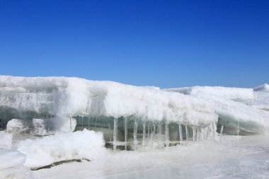 yakın çekim büyük buz kütleleri mavi gökyüzüne karşı nehrinde güneşli bir günde erken ilkbaharda manzara. 