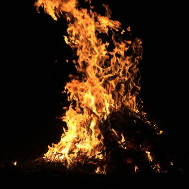 Siyah arkaplanda çimen yakmak