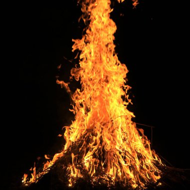 Siyah arkaplanda çimen yakmak