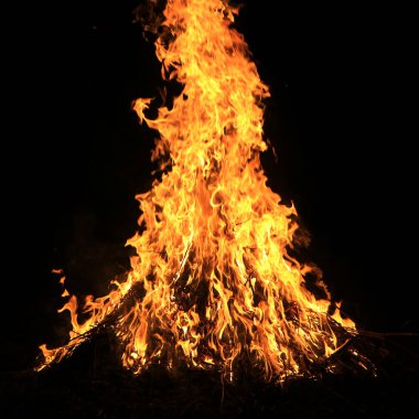 Siyah arkaplanda çimen yakmak